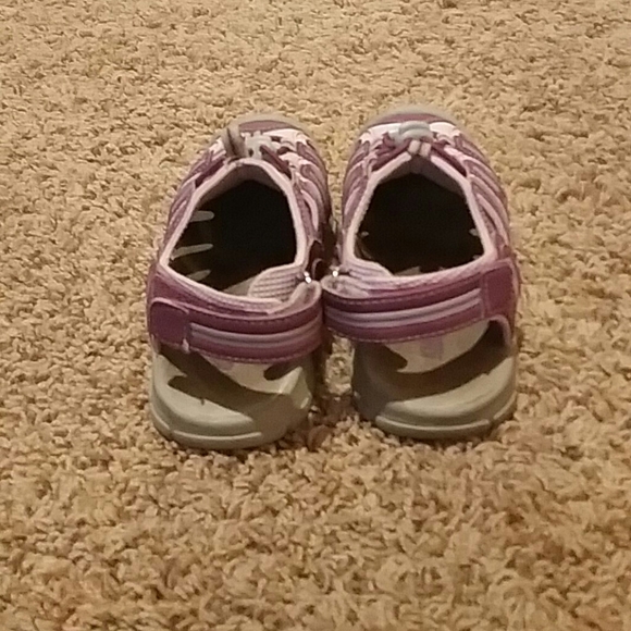 Khombu | Girl's Adjustable Walking Sandals - Picture 4 of 4